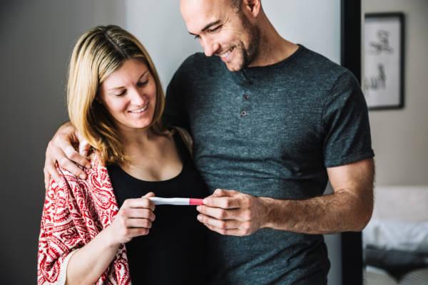 Pareja mirando el resultado de un test de embarazo
