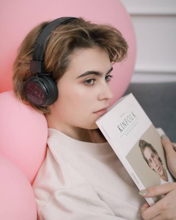 Mujer escuchando audios subliminales