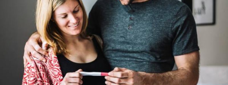 Pareja mirando el resultado de un test de embarazo